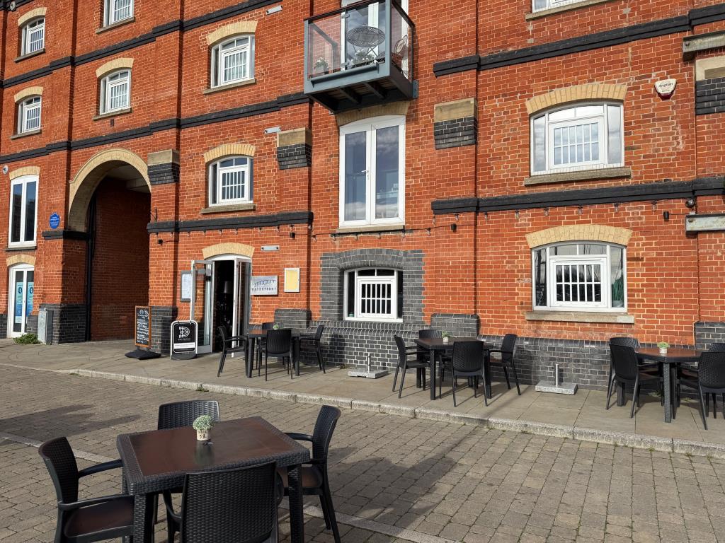 Lot: 70 - RESTAURANT IN MARINA LOCATION WITH POTENTIAL - Alternative view of the front of the building